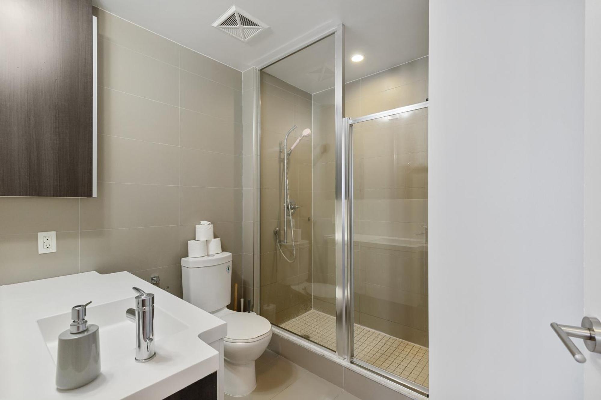 2Bedroom Cn Tower And Water Views - Free Parking - Rooftop Pool Торонто Экстерьер фото
