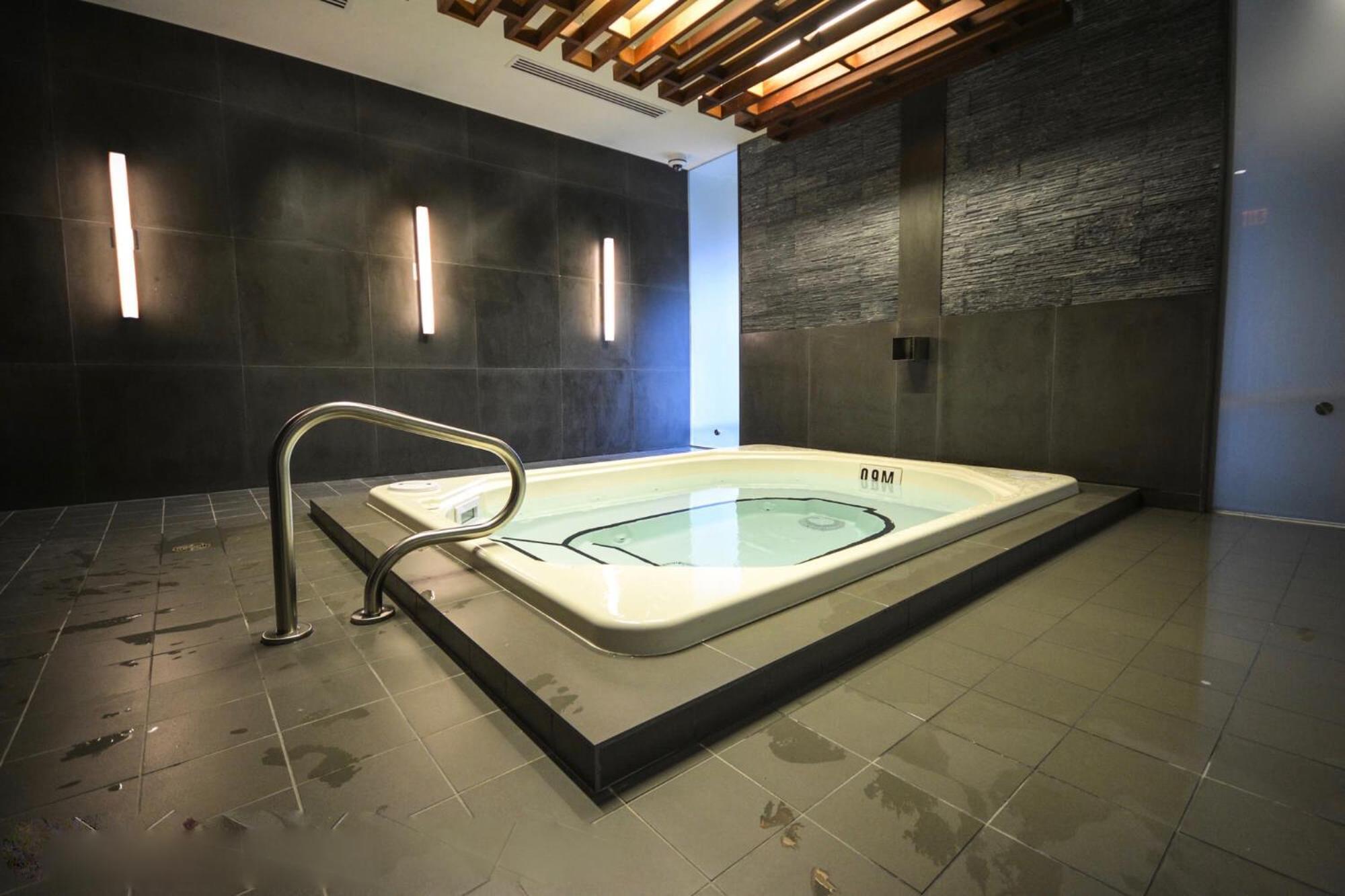 2Bedroom Cn Tower And Water Views - Free Parking - Rooftop Pool Торонто Экстерьер фото